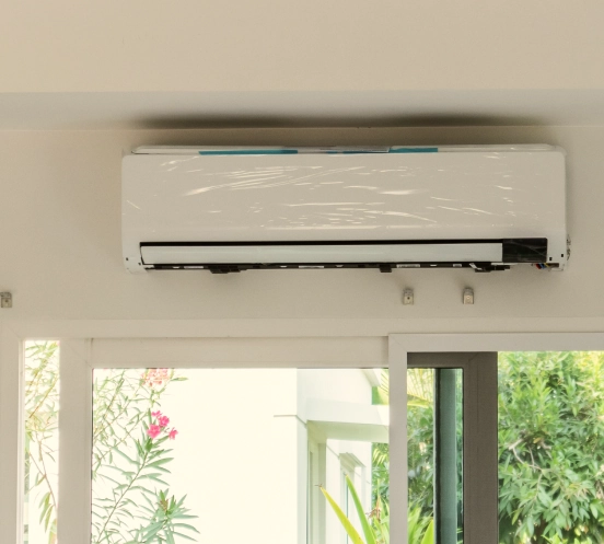 technician-install-air-conditioner-wall2