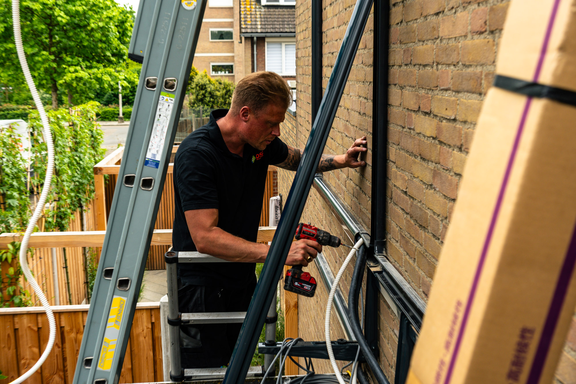 Airco installateur aan het werk in 's-Hertogenbosch
